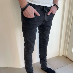 Replay anbass 30/32 - Tjena, säljer nu ett par replay jeans i den populära modellen Anbass. Storleken är 30/32 och jeansen har inga synliga defekter. Kan gå ner vid snabb affär. Skriv vid fler frågor⭐️