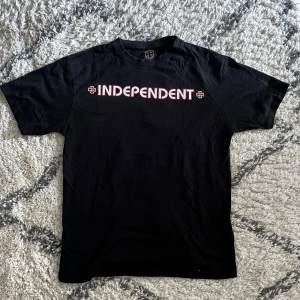 Svart skate t-shirt med Independent-logotypen på framsidan och baksidan. T-shirten är i gott skick men har ett litet sytt hål som nästan inte är synligt över huvud taget.