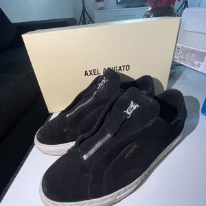 Arigato Clean 90 Zip - Har haft skorna länge, Går inte att köpa på Arigatos hemsida längre. Skicket på skorna är 8/10 bara smutsiga. Skorna är väl använda och inga fel på de.  Allting medföljer 