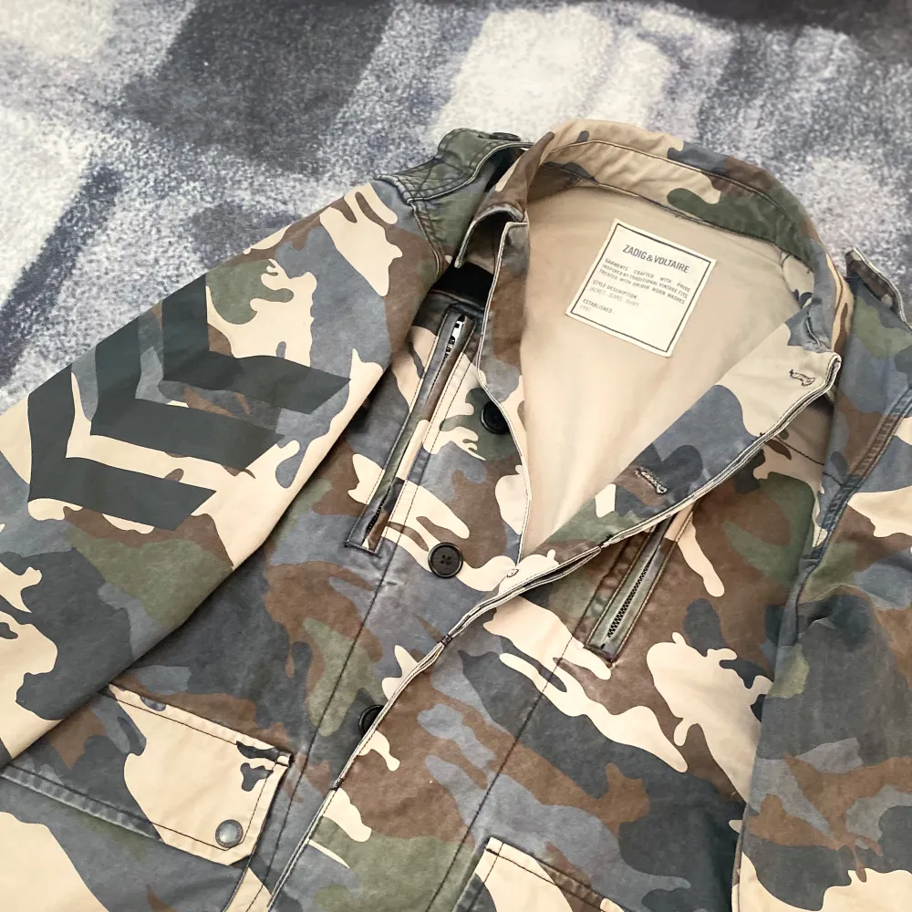 Säljer nu en riktigt fet Zadig & Voltaire field jacka med camo mönster. Jackan är i jeans material vilket gör den både tunn och varm vilket är perfekt nu till hösten. Jackan är storlek S och är använd cirka 3 gånger. . Jackor.