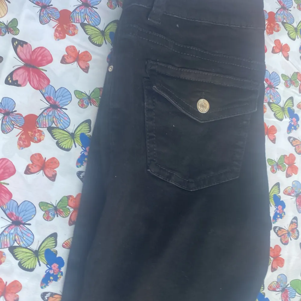 Helt nya men för små för mig mamma köpte för mig men va för små de Y2k butcut jeans från gina . Jeans & Byxor.