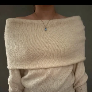 Stickad Off-shoulder tröja - Använd två tre gånger, jättefint skick🫶🏻