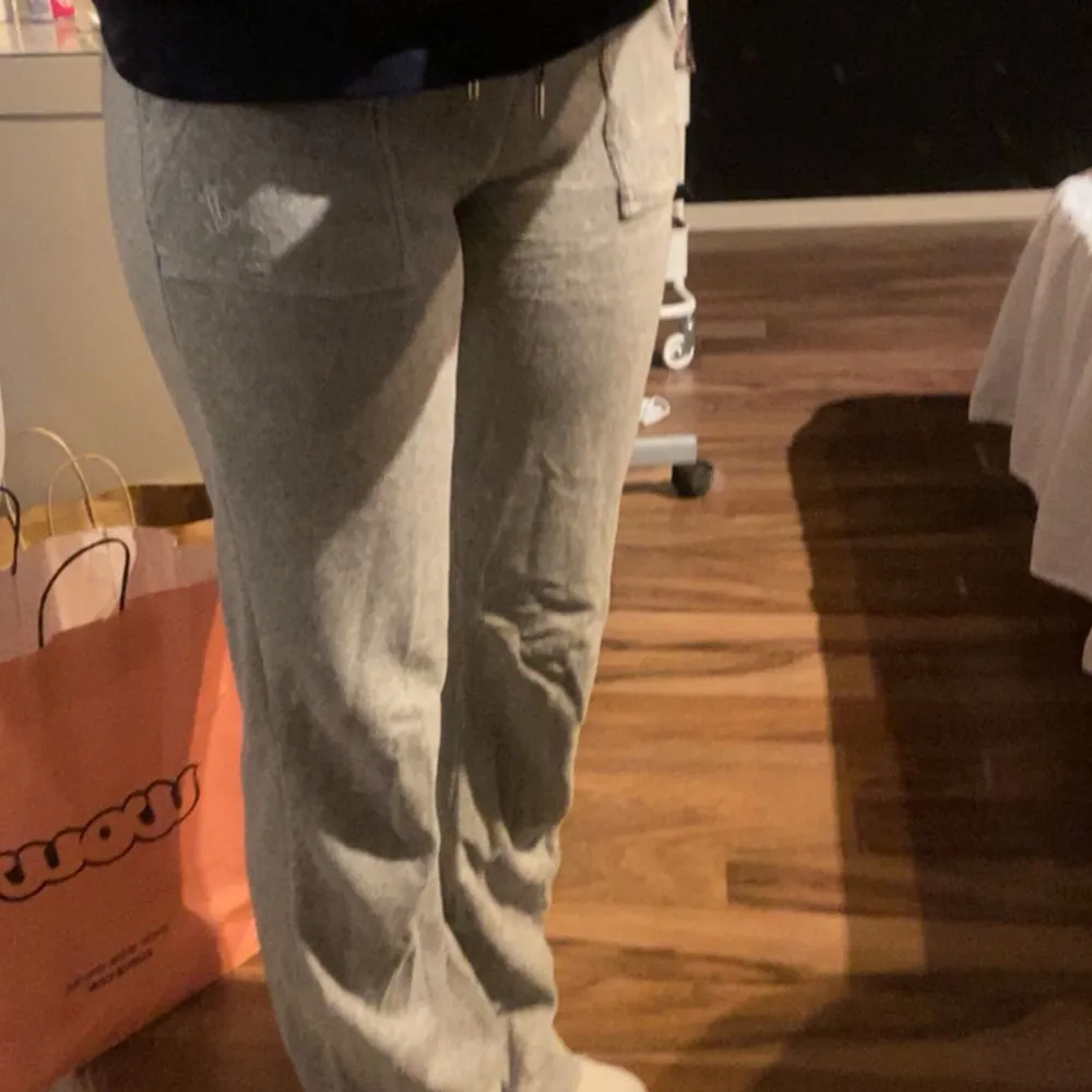 Superbekväma och snygga Juicy Couture byxor! Gråa och storlek xs. Använda fåtal gånger, i jättefint skick! Köpt på Nelly, pris går att diskuteras. Jeans & Byxor.