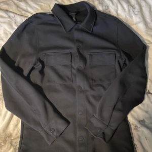 Overshirt - Säljer denna fina overshirt från hm då den är för liten för mig. Den är näst intill oanvänd. Strl S. KONTAKTA INNAN DU KÖPER.