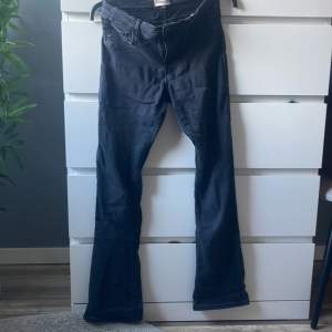 Hej! Säljer dessa bootcut jeans från ONLY i storlek 164. De har en fjäril där bak på bakfickan. Lappen är av klippt. Framfickorna är fejk❤️