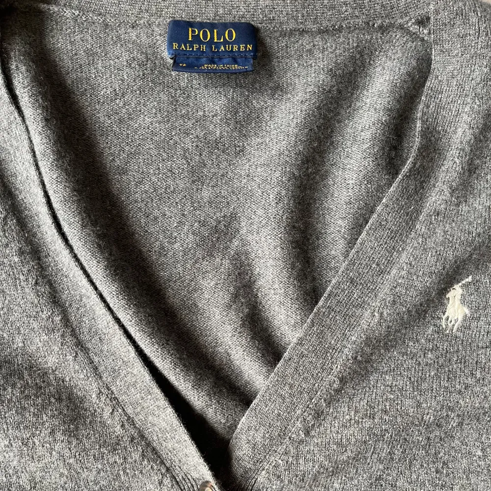 Säljer denna Ralph lauren kofta i merinoull , skick 9/10 i storlek S nypris: 2700kr . Tröjor & Koftor.