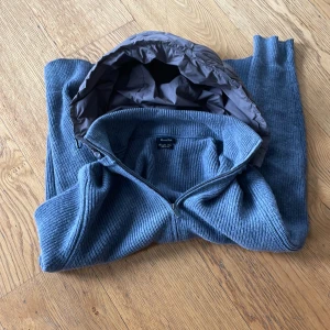Massimo dutti cardigan - En massimodutti cardigan i bra skick. Säljer pågrund av att den inte andvänds. Perfekt för höst vår och vinter då den är väldigt tjock. Skick 8,5/10 inga skador eller hål! Storlek L men passar m