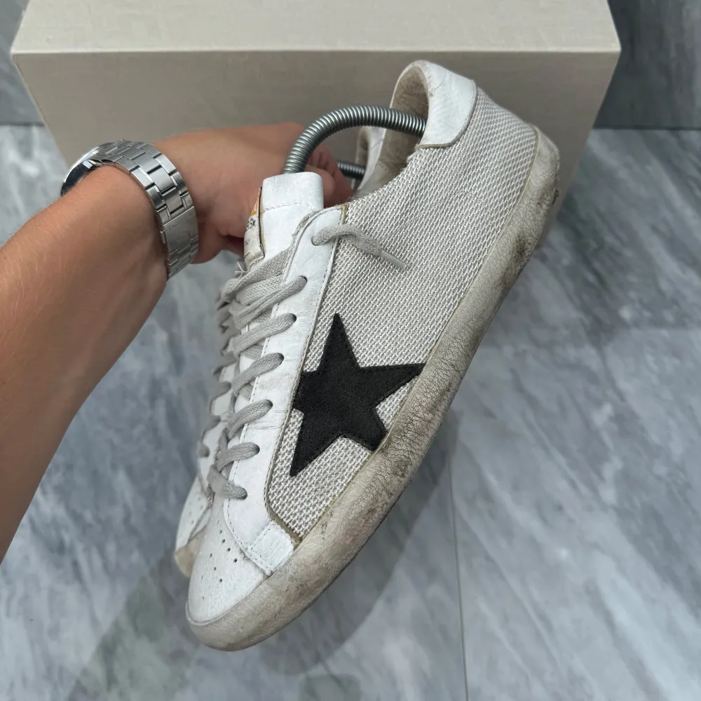 Golden Goose sneakers | Grymt skick, gått upp lite under | Sitter 0,5 storlek större | Nypris: 5000 kr | Ingår: Golden Goose box | Frakt spårbart via Postnord eller Instabox, där köparen betalar | Tveka inte att höra av dig vid frågor📩. Skor.