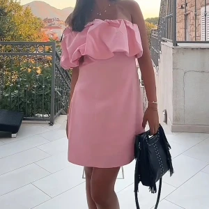 H&m klänning volang - Storlek M men jag brukar bära S