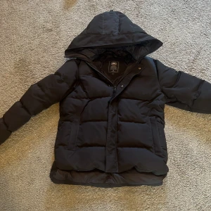 Canada Goose McMillan Black Lable - Hej säljer min canada goose som jag haft nåt år nu men som snabbt las undan då jag köpte en annan och storleken var aldeles för stor för mig. Köp så den slipper ligga o samla damm!!