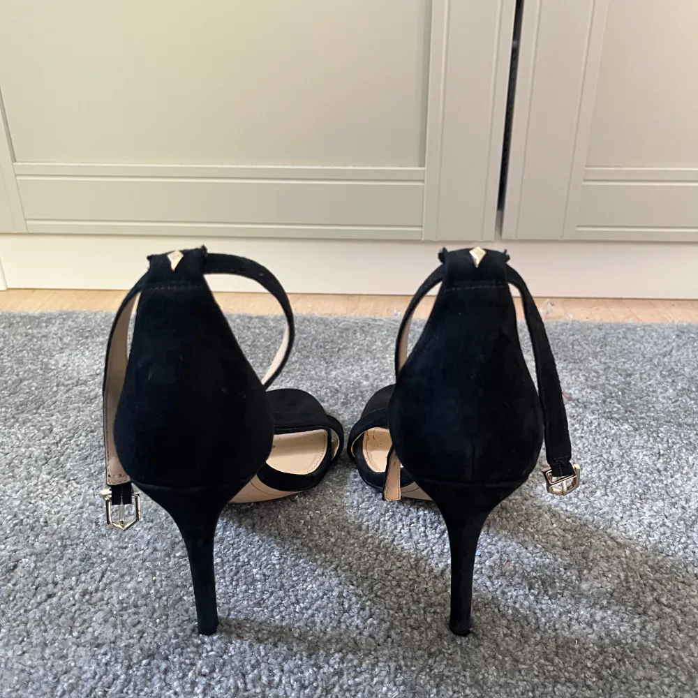 Jätte snygga klackar från Sam edelman. Dom är i äkta mocka. Använt ca 3 gånger. Klackhöjd: 10 cm. Säljer pågrund av de ej kommer till användning längre. De är lite slitna men mockan utanpå skon är i fint skick 💕😊. . Kengät.