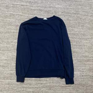 En fin blå sweatshirt frän hm i storlek 158-164cm. Har inte använts så den är som ny.