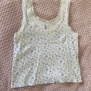 Söt brandy Melville topp  - Söt brandy Melville topp med spets detaljer 😊