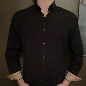Burberry skjorta L - Hej säljer min butberry skjorta storlek L svart
