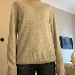 Kashmir tröja - Säljer denna stickade tröja i 100% Kashmir!💕