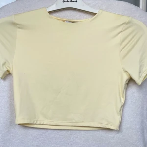 Gul topp - Superfin och enkel gul croppad t shirt som passar till allt!💛