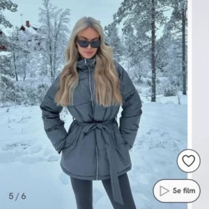 Vinterjacka med knyte  - Grå Vinterjacka med knyte strl 32 men passar s/m