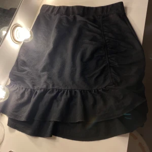 SNYGG TAJT KJOL MED VOLANG - Denna jätte snygga svarta kjolen är hyfsat tajt, men med volanger längst ner. Köpte från Gina Tricot och säljer pågrund av att jag har växt ur den.❤️‍🔥