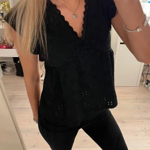 svart blus - svart tröja / blus som inte används!!