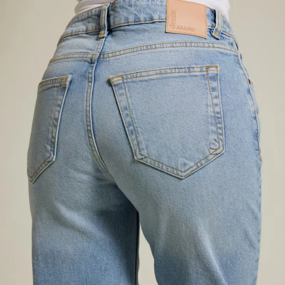 Ljusblå Mid Wide Jeans 550 från BikBok. I storlek W25 L30. Använda endast en gång och de är köpta för ca 2 månader sedan men säljer då de inte sitter som jag vill. Köpta för 699 kr. Jeans & Byxor.