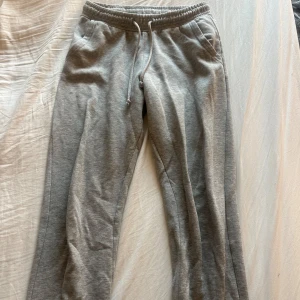 mjukisar - jättesköna mjukisar från hm som jag älskar. tyvärr så har dem blivit lite små , båda för priset nedan💗