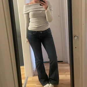  Off shoulder tröja - Gullig off shoulder tröja med slit vid ärmen 