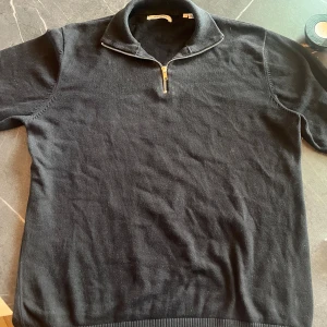 Half zip tröja  - En stilren half zip tröja som knappt har används. Är i storlek M, ganska varm så bra nu till kallare tider. Först till kvarn är det som gäller 