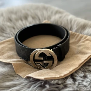 Cucci bälte  -  Tja! Säljer detta Gucci-bälte i utmärkt skick 🌟 Bältet är använt några gånger men utmärkt skick och kommer med original dustbag.