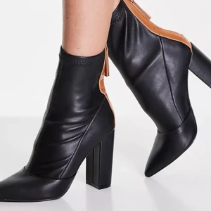 Högklackade ankle boots med dragkedja - Helt nya skor endast använda en gång Storlek 26