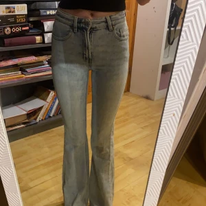 Ljusblå bootcut jeans - Säljer ett par snygga ljusblå bootcut jeans Perfekta för en avslappnad stil och passar till både vardag och fest.