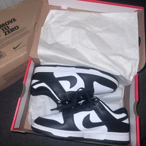 Nike dunk low retro panda - Säljer just nu  Nike Dunk Low retro(panda). Aldrig använda, orgnilboxen medföljs. 