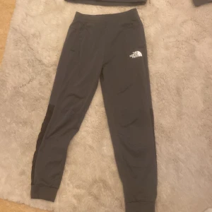 THE NORTH FACE DRESS - Hej, det är en THE NORTH FACE dress som är använd bara 5 gånger. Den har en väldigt fin skick. Den kostar 600 kr och storleken är 152 cm