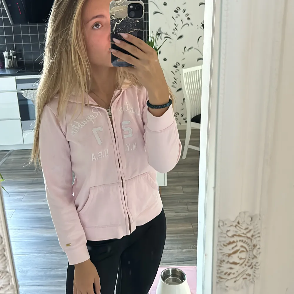 Zip up från Hamton republic. Älskar färgen och allt med den. Lite för kort i ärmarna på mig men märks knappt av 💗luvan är super mjuk  Storlek 146/152, bär sjölv 164 då den sitter löst på mig . Tröjor & Koftor.