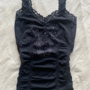 Figursytt spets linne  - Linné med spets och stenar figursytt i mjukt shapewear material storlek M/L bra skick men har blivit nopprig fram och saknas få stenar se bilder y2k Coquette vintage fairy 