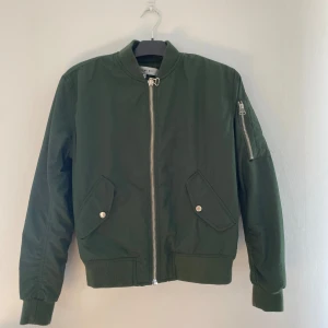 Bomber jacka - Skön bomberjacka som passar till hösten.