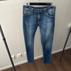 2 NUDIE JEANS 499 - 2 par nudie jeans  1. modellen skinny lin, W28 L32 2. Modellen high kai, W31 L34  Tveka inte på att höra av er!