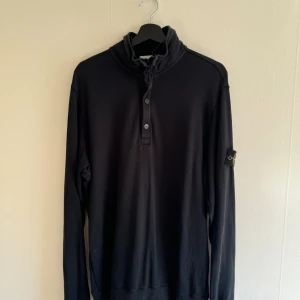 Stone Island Half-Zip tröja - Trasig stone island halfzip, hål på armbågen tyvärr Nypris 3500 Sitter som en XL