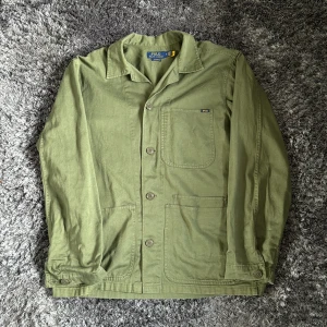 Ralph Lauren Overshirt - Säljer denna sköna overshirten från Ralph Lauren 🤩 Storlek M och sitter true to size / Skick 9/10 inga defekter 🙌 Passar perfekt nu till hösten 🔥