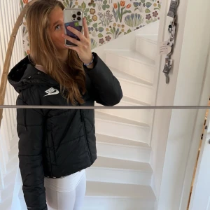 Nike jacka  - Snygg, nästan oanvänd, använder inte längre. Kan diskutera pris 💓kan mötas upp i Kristianstad 