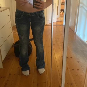 Lågmidjade mörkblå jeans - Jätte bra skick har sytt om de själv till lågmidjat och tycker de blev väldigt bra men har massa andra jeans och måste sälja jeansen ör väldigt stretchiga så har inte exakt måttet på midjan