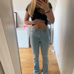 Jeans - Högmidjade jeans från Zara Säljer på grund av att de är för stora 