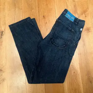 Säljer ett par riktigt feta Jacob Cohen jeans i storlek 32 och de är ca 105 cm långa. Skicket är 9/10 de kostar ca 5000 nya. Hör av er vid minsta fundering😁