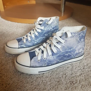Fina, fräscha sneakers i spets - Gått i någon enstaka gång - små spår av det enligt bilder, men känns som nya! ~ STOR rensning i min shop ~ Välj 5 för 100kr oavsett pris, skicka medd/lämna som prisförslag (gäller där det står) ~
