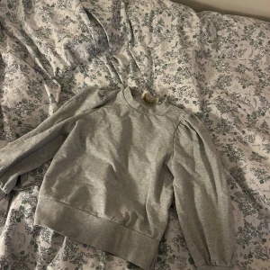 Jättefin tjocktröja  - Säljer nu min jättefina tröja med puff ärm från märket norra i jättebra skick  Super mysig nu till hösten  Köpare står för frakt 