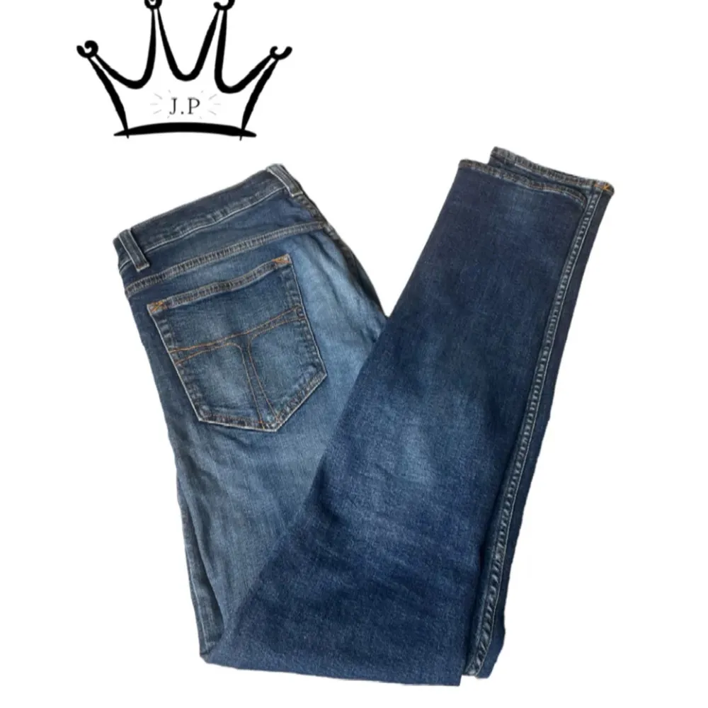 Säljer dessa trendiga blåa jeans i passform slimfit W30/L32. Dem är i bra skick 9/10. Sitter bra på modellen som är 189 75kg men lite smala i benen. Kontakta oss för fler frågor eller funderingar!. Jeans & Byxor.