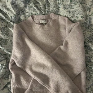 Stickad tröja  - Säljer nu min jättefina stickade tröja från other stories då den inte kommer till användning  Jättebra skick Köpare står för frakt 