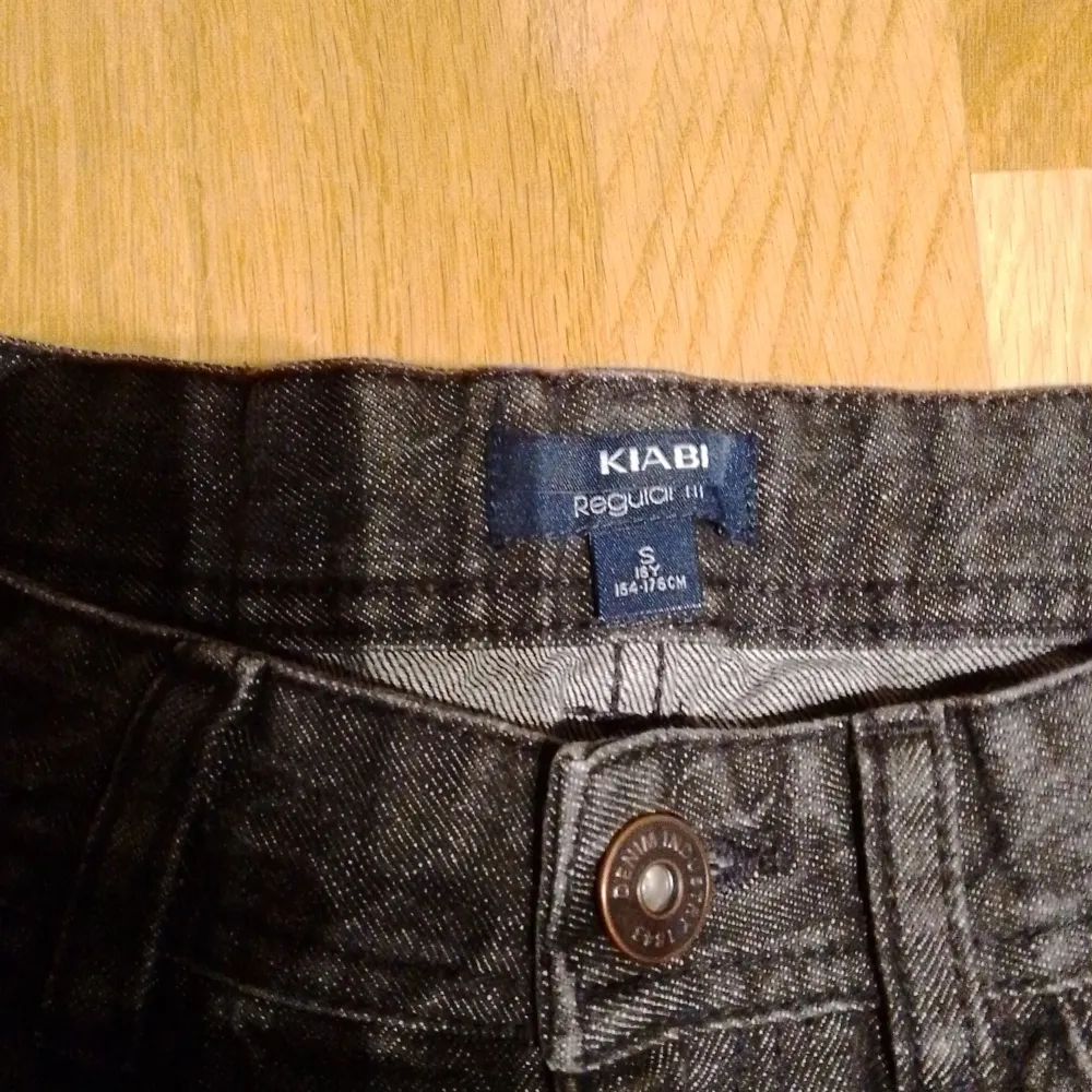 Säljer ett par svarta jeans från Kiabi i storlek S. De har en klassisk straight passform och är perfekta för vardagsbruk. Jeansen har en knapp och dragkedja framtill.. Jeans & Byxor.