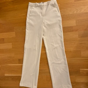 Beiga kostymbyxor  - Använda ett fåtal gånger, ny skick 💞