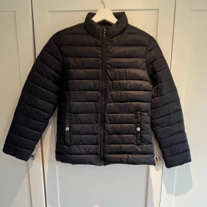 Marinblå dunjacka  - En marinblå dunjacka från mango. Stl 167-170. Perfekt vår och höst jacka. 