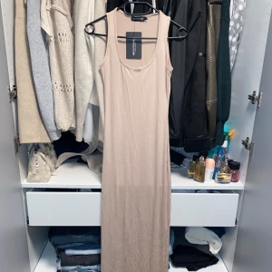 maxi dress - maxi dress från prettylittlething som endast är testad, i beige färg och tunn material. går lätt att styla med ex. stickad tröja / cardigan över